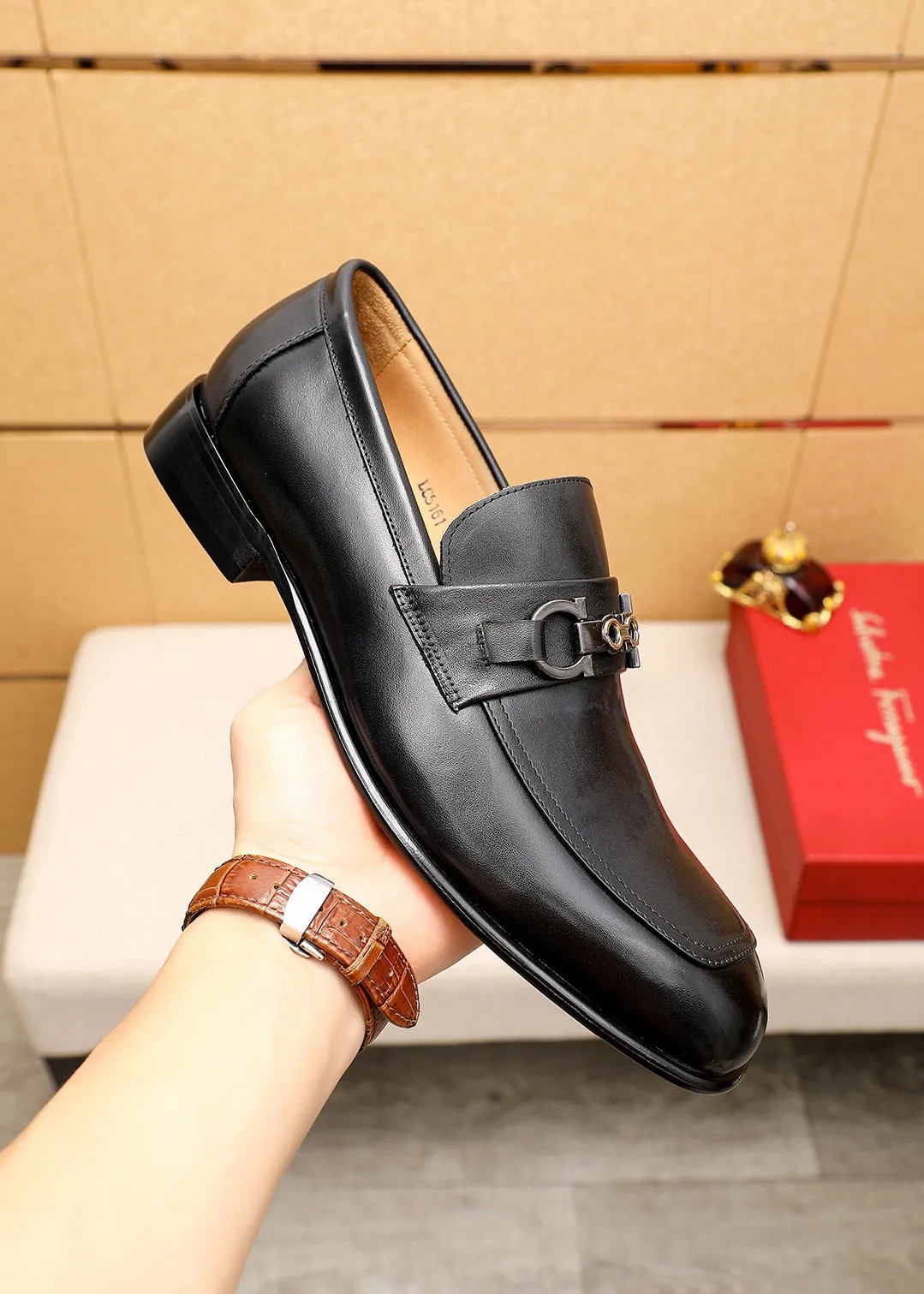 Men's shoes 💰462 💐 Product trademark: Ferragamo "Ferragamo" casual leather shoes Regular size: 38-44 (45.46.47🉑️Customized) Product materials: Selected imported calfskin upper + classic hardware buckle, imported water-dyed cow leather lining. Strong three-dimensional visual effect, original outsole color: 1⃣️color optional